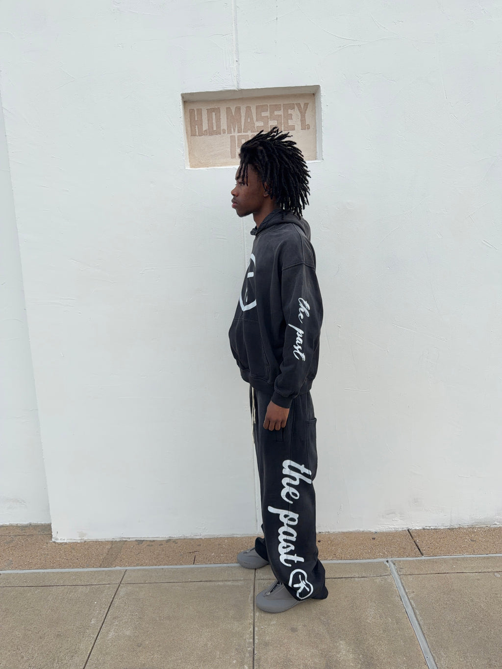 Cursive baggy sweatpants